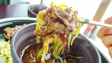 甘辛い牛肉がそばつゆに合う瓦そば