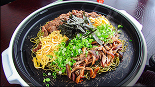 ねぎと刻み海苔をのせている