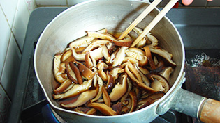椎茸と【B】の調味料を鍋に入れ、煮汁が少なくなるまで煮ている