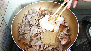 牛肉はテフロンのフライパンで炒め、余分な脂が出たらキッチンペーパーでふきとっている
