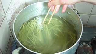 茶そばをたっぷりのお湯でゆでている