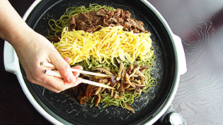 そばを広げて、牛肉、椎茸、錦糸卵をのせている
