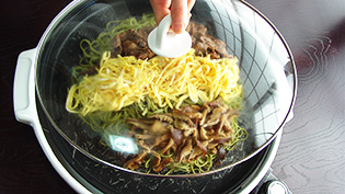 ふたをし、3〜4分焼いている
