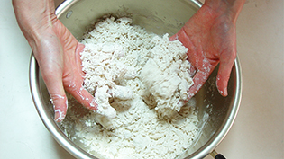 粉がパン粉のように、ポロポロして全体がしっとりすればOK