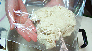 生地を丈夫なビニール袋に二重に入れる