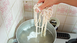 たっぷりの湯を沸かし、麺をパラパラとほぐしながら入れる