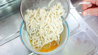 麺が熱々のうちに器に入れる