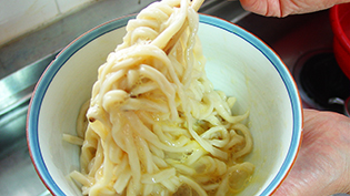 箸で混ぜて麺と卵をからませる