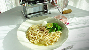 だし醤油をかけて、全体を混ぜながらいただく