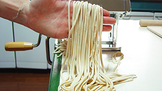 パスタマシーンで麺を作る
