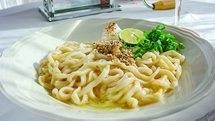 パスタマシンで作る釜玉うどん