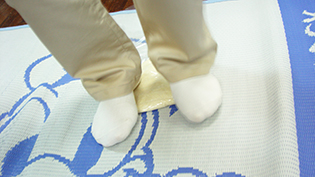 足のかかとでくるくる回りながらまんべんなく踏む