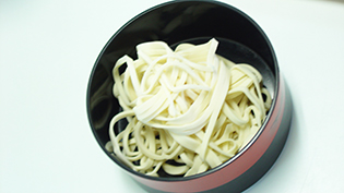 麺をほぐして、くっつかないようにコーンスターチをまぶす