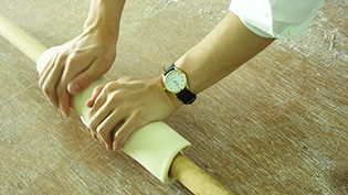 巻いたら中ほどに手を置き、体重をのせながらゴロゴロ転がして延ばす