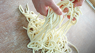1本1本麺をばらす