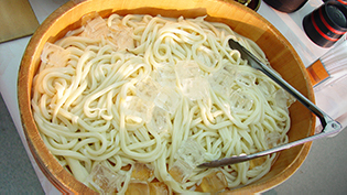 休暇村五色台は、自分で手打ちにした麺を冷やうどんにして夕食に出してくれた