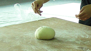 大人数の讃岐うどんの作り方:練り玉に少し打ち粉をする