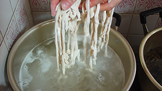 大きい鍋にたっぷりの湯を沸かし、麺をパラパラとほぐしながら入れる