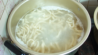 12〜13分ゆでて麺に透明感が出たらゆで上がり