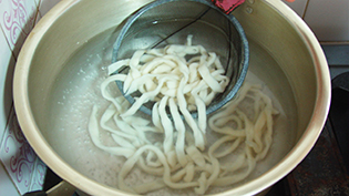 別に準備したお湯に麺をつけて温めなおす
