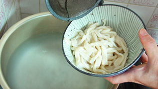 麺を湯切りし、丼に盛る