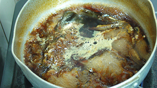 弱火で10分ほど煮出す