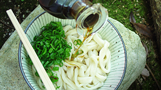 ネギをのせ、だし醤油をかける