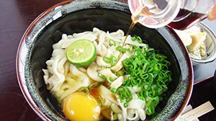 生卵、ネギをのせ、だし醤油をかけまわす