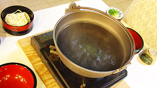 大きめの鍋に、たっぷりの湯を沸かす
