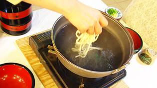 麺をパラパラとほぐしながら入れる
