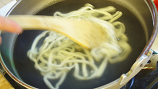 うどん同士がくっつかないように、軽くかきまぜる