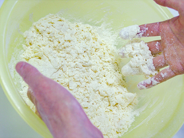 讃岐うどんの手打ち手順(2):まぜ