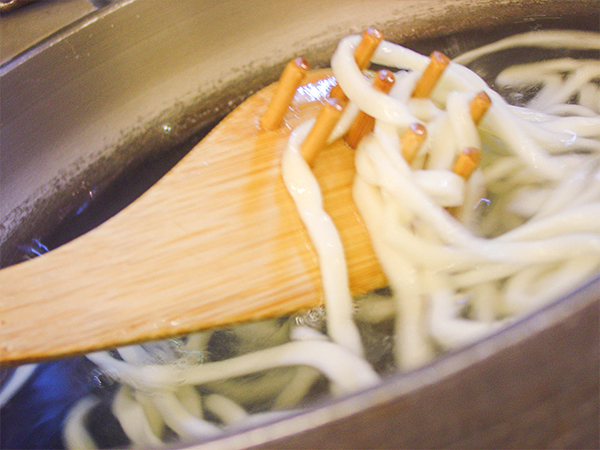 讃岐うどんの手打ち手順(8):ゆで