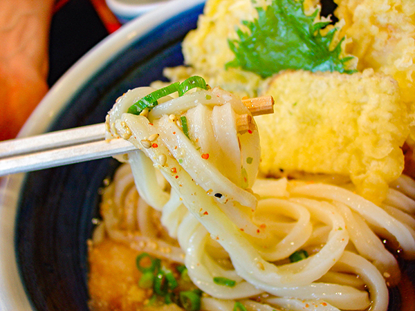 深い味わいのつゆに洗練された麺が絡む!