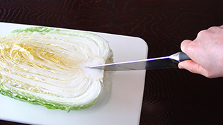 包丁で白菜の芯の部分に切り込みを入れると、鮮度が長く保てる
