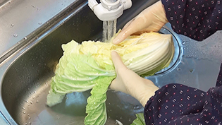 白菜の浅漬けの作り方:白菜を洗って水気を切る