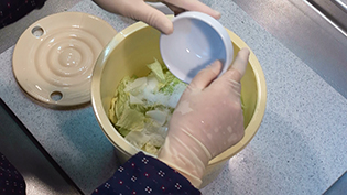 白菜の重さの3%の塩を入れる