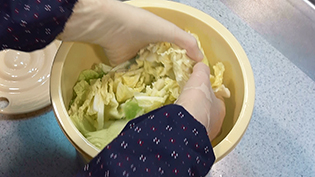 よく混ぜて塩をなじませる