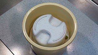 白菜の重さの3倍の重石をのせる