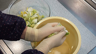 白菜の即席漬けレシピ:3〜4時間して上がってきた水を捨てる