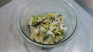 唐辛子とにんにくと昆布を入れる