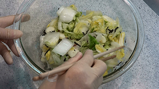 箸でかき混ぜる