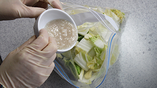 白菜と塩麹とニンニクと刻み昆布をポリ袋に入れる