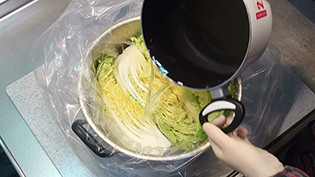 白菜の上に塩水をかける