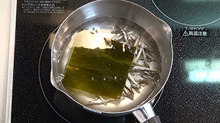 煮干しと昆布を300ccのぬるま湯に30分浸ける