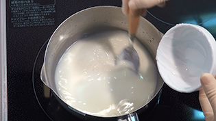 だしに水で溶いた白玉粉を加えて混ぜ、火にかける