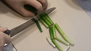 青ねぎは3cm長さに切る