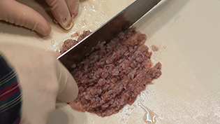 アミの塩辛は包丁で叩いてペースト状にする
