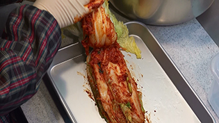 薬念を白菜の葉の裏表に塗る
