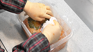 ラップでキムチをぴっちり覆う